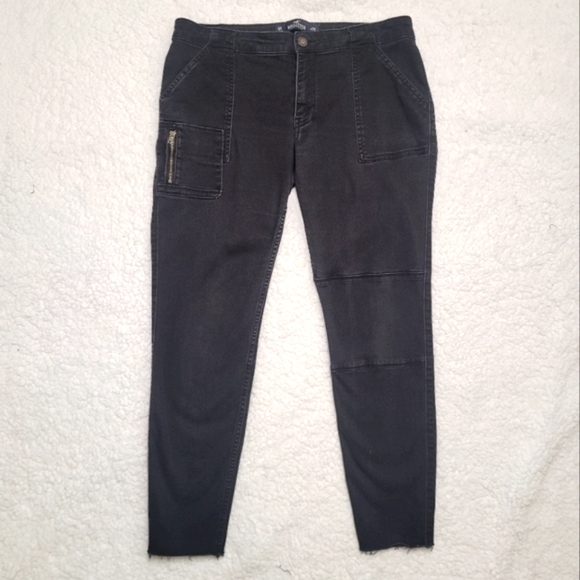 2/$25 🌿 Hollister | Black Cropped Skinny Pants - Picture 2 of 13